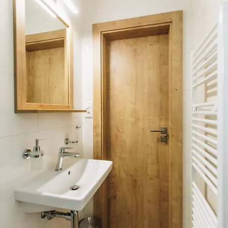 Byvanie So Stylovou Zahradou מודרה