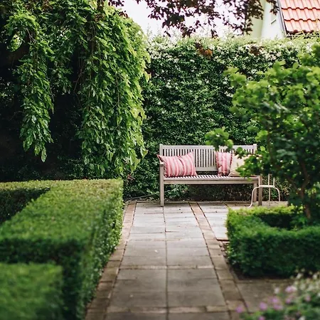 Byvanie So Stylovou Zahradou מודרה