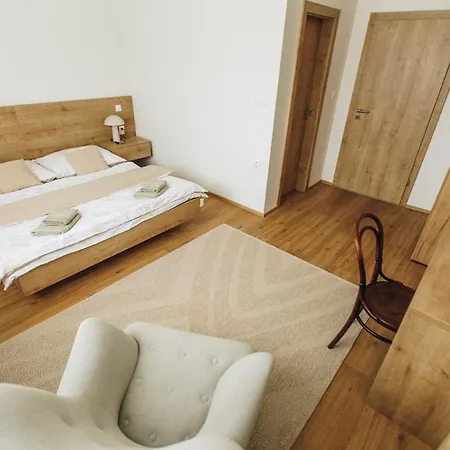 Byvanie So Stylovou Zahradou מודרה